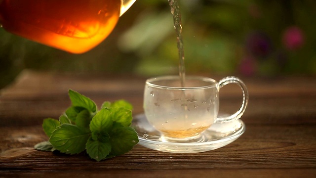 詳情圖-桌上漂亮的玻璃碗里盛著美味的綠茶