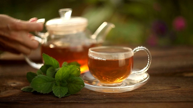 詳情圖-桌上漂亮的玻璃碗里盛著美味的綠茶