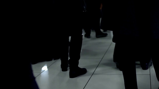人们排队等候登机，航班延误，质量差