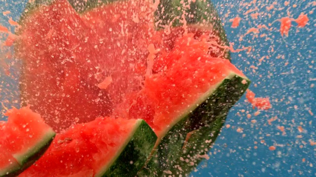 新鲜西瓜果汁泼出来。