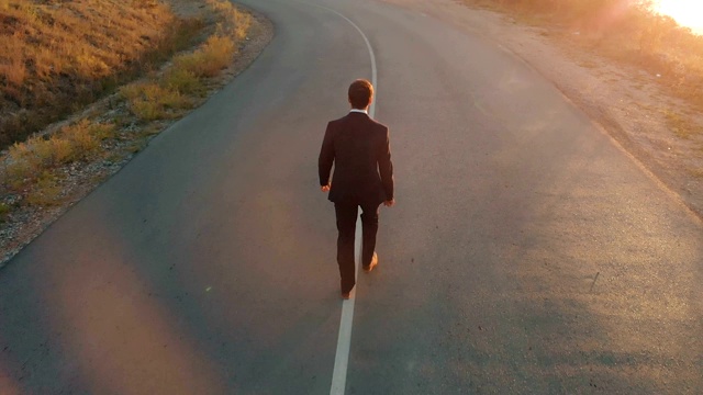 詳情圖-穿西裝的男人沿著路筆直走著