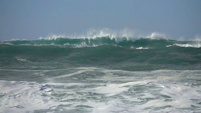 海浪海浪，海浪海浪慢镜头蓝天