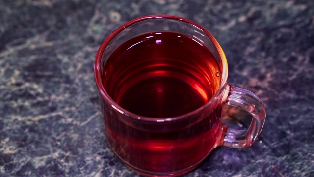 茶包浸在一杯茶的特写