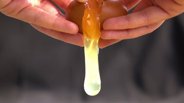 鸡蛋掉进碗里