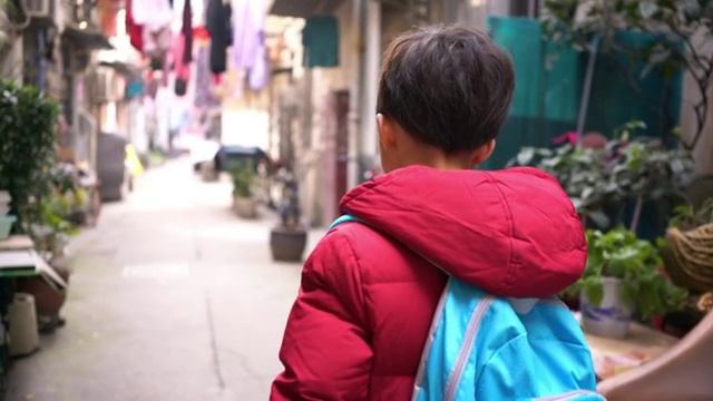 孩子们在巷子里玩耍