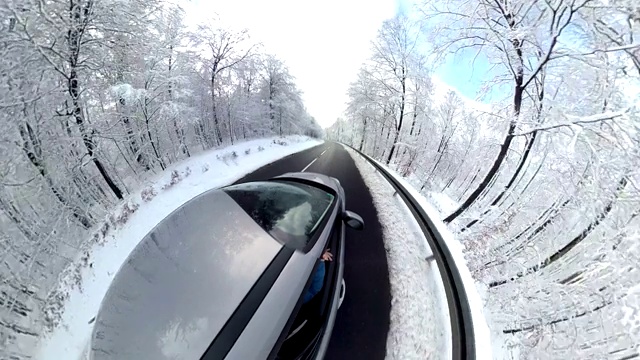 汽车正在穿越冬日森林，360度，VR360, 360VR, 360Video，小小星球效果