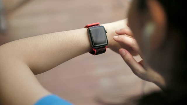 女性使用智能手表和智能手机