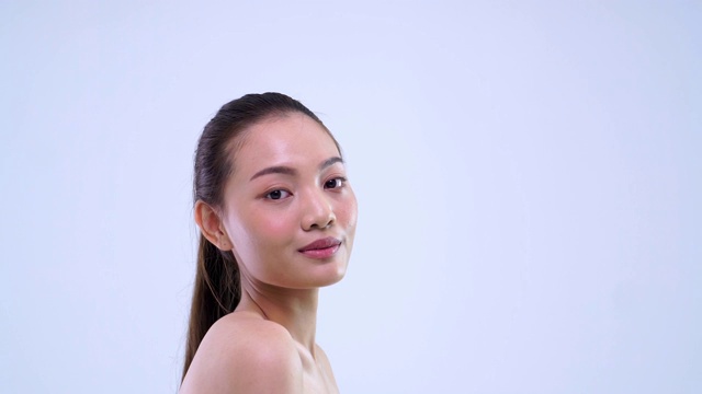 中心拍摄的美女看着相机和移动肩膀