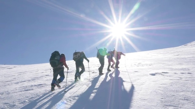 一群登山者正在山頂上行走