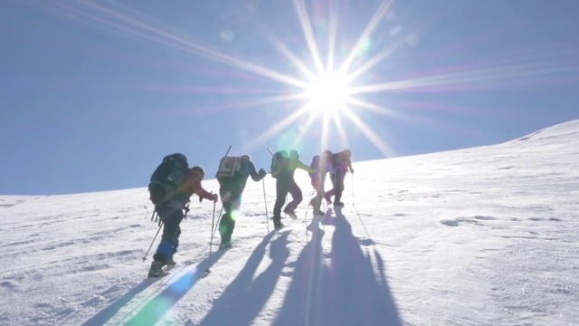 詳情圖-一群登山者正在山頂上行走