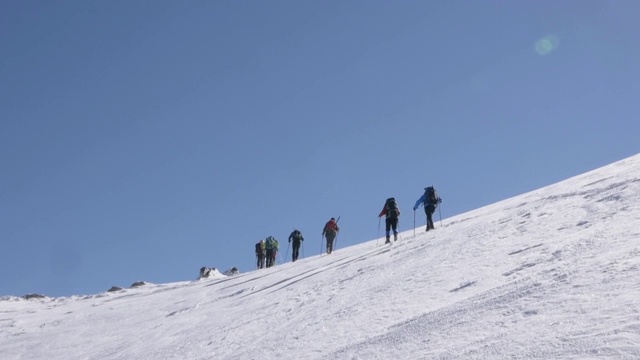 詳情圖-一群登山者正在山頂上行走
