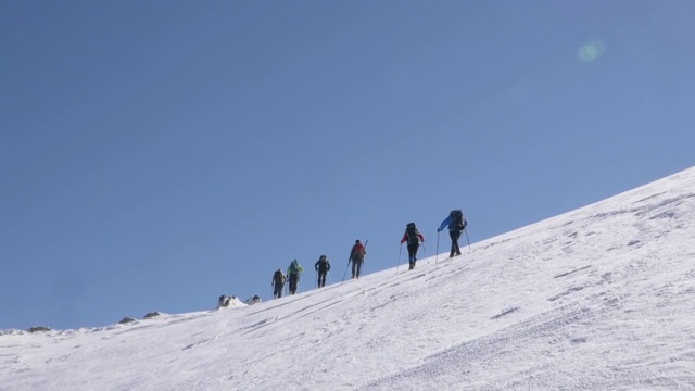 詳情圖-一群登山者正在山頂上行走