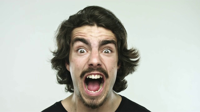 详情图-年轻的白人男性做着手势，做出积极和消极的表情