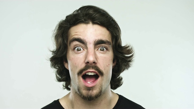 详情图-年轻的白人男性做着手势，做出积极和消极的表情