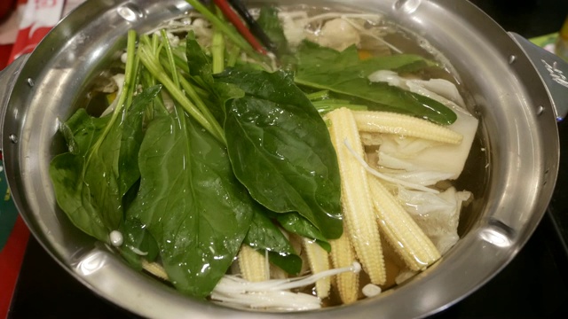 将蔬菜放入素喜烧锅