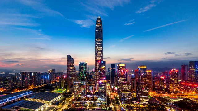 深圳现代建筑天际线从黄昏到夜晚的延时/中国深圳。