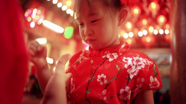 一个中国女孩和她的妈妈在一起过春节