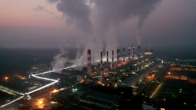 火电厂或燃煤电厂及冷却塔夜间至日间蒸汽鸟瞰图