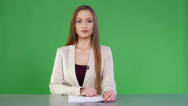 绿色背景下的4K女新闻播音员
