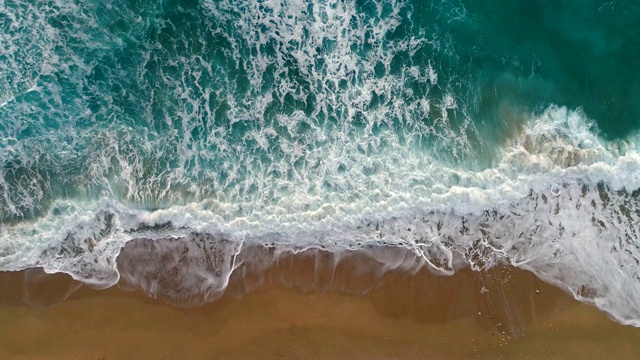 詳情圖-海浪或海浪拍岸。泡沫狀的海浪翻滾著涌向沙灘?？罩信臄z，4K