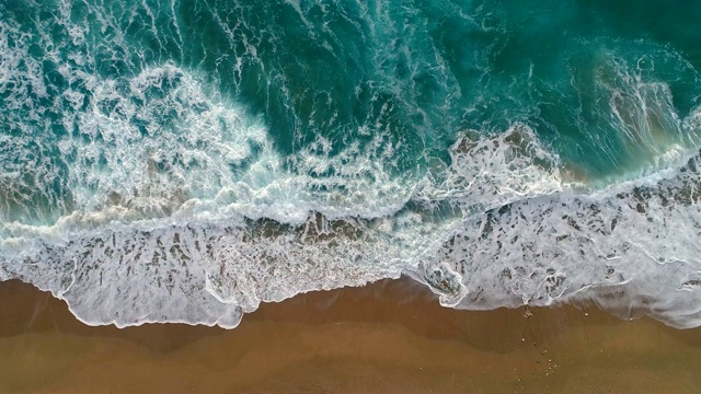 詳情圖-海浪或海浪拍岸。泡沫狀的海浪翻滾著涌向沙灘?？罩信臄z，4K