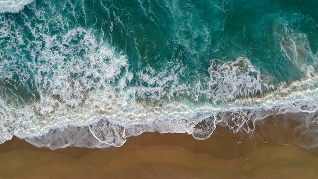 詳情圖-海浪或海浪拍岸。泡沫狀的海浪翻滾著涌向沙灘?？罩信臄z，4K