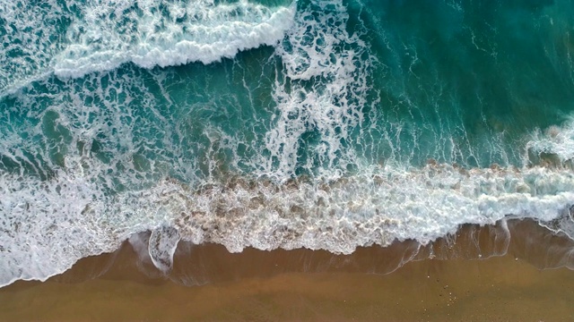 詳情圖-海浪或海浪拍岸。泡沫狀的海浪翻滾著涌向沙灘?？罩信臄z，4K