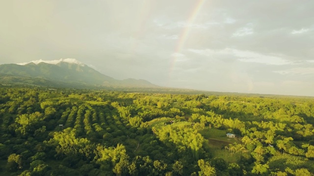 详情图-绿色的山，五彩的彩虹，在农村的农田和果园。空中景观、果园、农地、山川、彩虹景观。