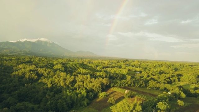 详情图-绿色的山，五彩的彩虹，在农村的农田和果园。空中景观、果园、农地、山川、彩虹景观。