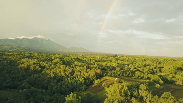 详情图-绿色的山，五彩的彩虹，在农村的农田和果园。空中景观、果园、农地、山川、彩虹景观。