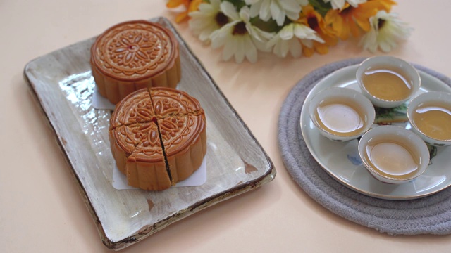 喝着热茶吃月饼