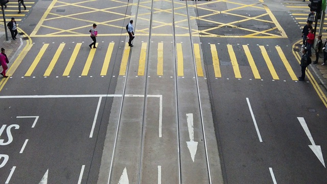 2019年3月4日，中国香港:香港德辅道中区繁忙街道的交通慢镜头。这是香港一条繁忙的主干道