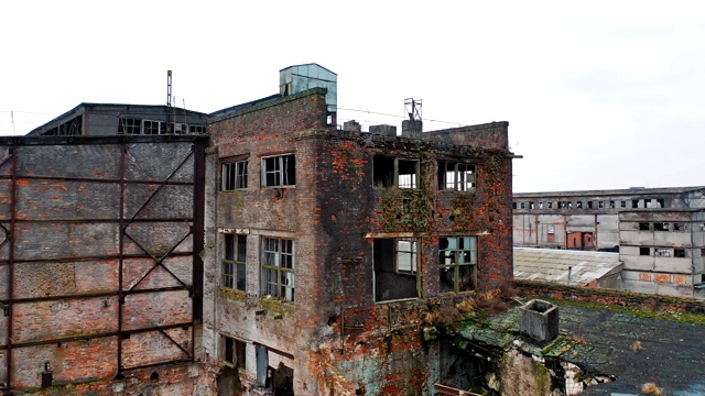 鸟瞰图cityю郊区工业区的废弃工厂和不同的建筑。