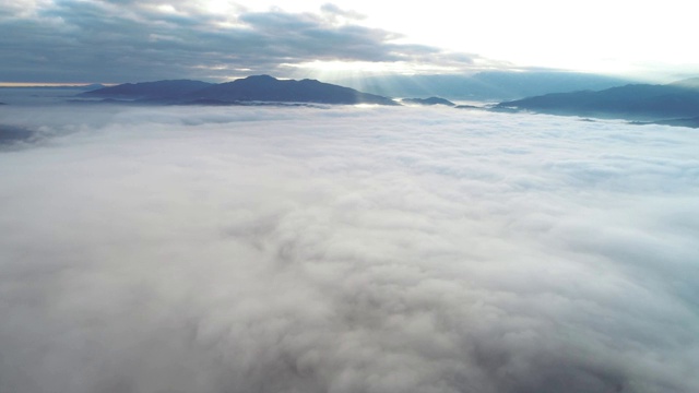 自然和Cloudcscape。无人机:鸟瞰云海，阳光，雾和雾的山，天空的观点，明亮的晴天，阳光，明亮清澈的蓝天，美丽的自然