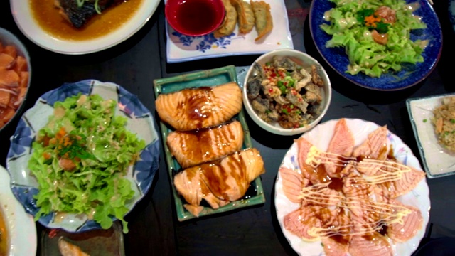 详情图-桌上有三文鱼、三文鱼烧和烤鸡。俯视图的食物。