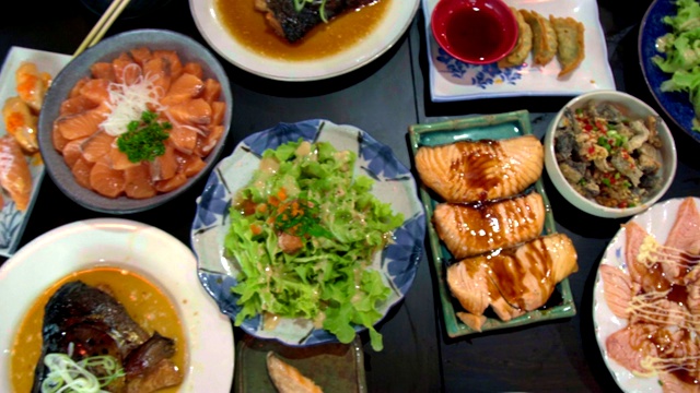 详情图-桌上有三文鱼、三文鱼烧和烤鸡。俯视图的食物。