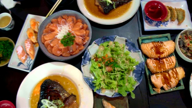 详情图-桌上有三文鱼、三文鱼烧和烤鸡。俯视图的食物。