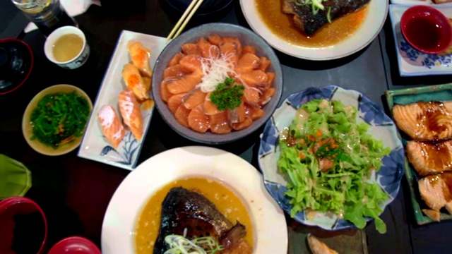 详情图-桌上有三文鱼、三文鱼烧和烤鸡。俯视图的食物。