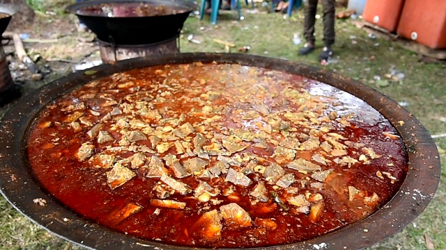 亚齐传统食物“Kuah Beulangong”/亚齐传统美食，由肉和菠萝木混合而成