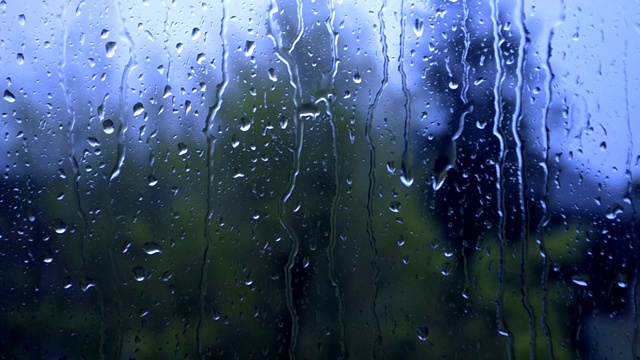 雨顺着窗户流下来