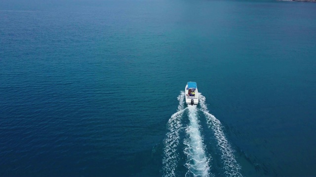 空中飞过海上的船
