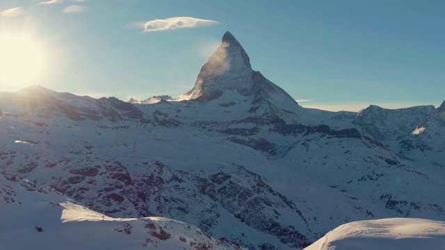 冬季日落的马特洪山。雪瑞士阿尔卑斯山。瑞士。鸟瞰图