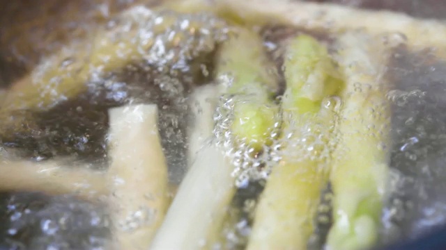 沸腾的白芦笋