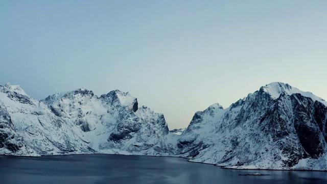 罗浮敦群岛山脉日出空中全景图