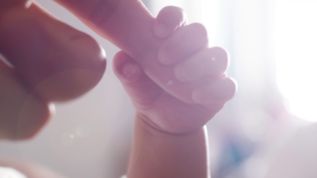 新生婴儿牵着妈妈的手