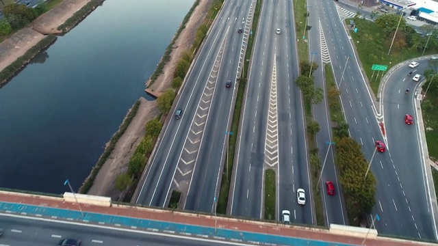 巴西圣保罗市高速公路上的汽车、巴士和卡车鸟瞰图。不同状况的河风景。伟大的交通场景。奇妙的景观。高速公路、交通、速度。