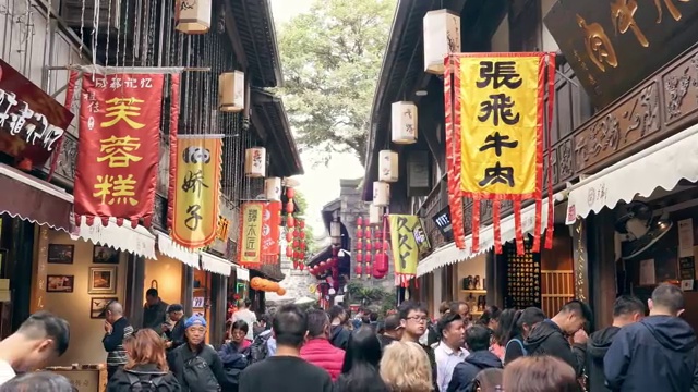 游客们在成都唐人街的步行街上漫步