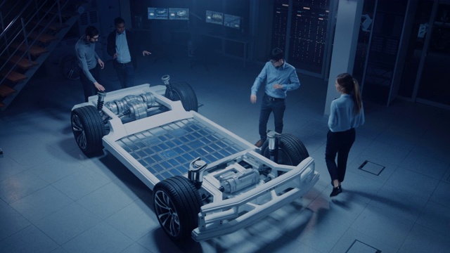 电动汽车底盘平台的汽车工程师团队，采取措施，使用3D CAD软件，分析效率。车辆框架与车轮，发动机和电池。高架拍摄