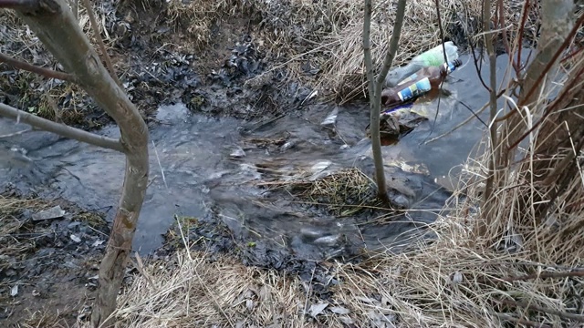 从管道里流出的污水。塑料污染地球。