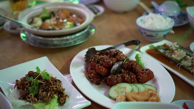 宫保鸡丁豆腐煲餐厅的中国圆桌餐